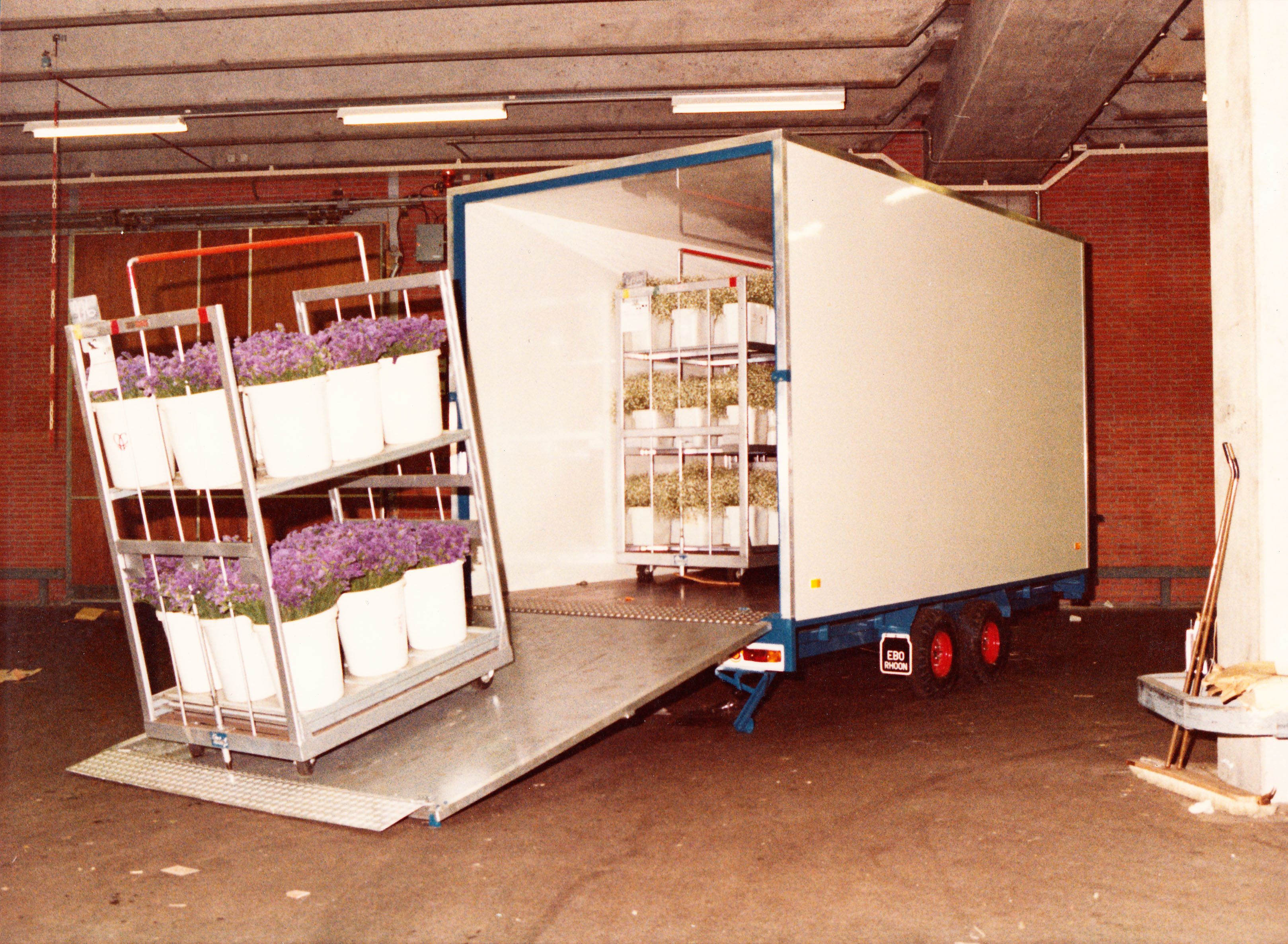 1982 - Start productie van bloemen aanhangwagens