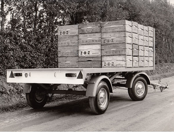 Productie van eerste vierwielige schamelwagen