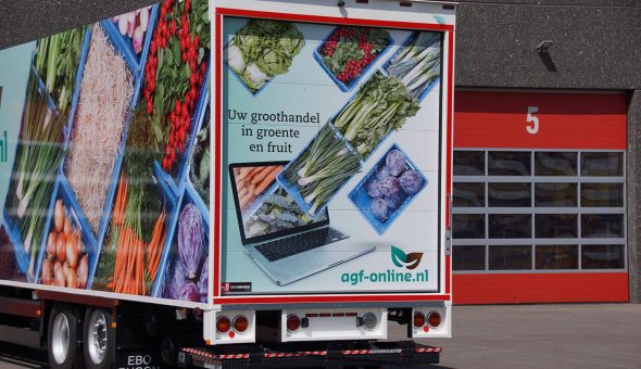 Bloemen en planten opbouw een roldeur op MAN Truck motorwagen