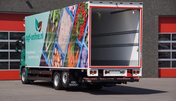 Bloemen en planten opbouw een roldeur op MAN Truck motorwagen