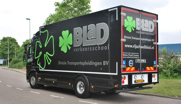 Lesvrachtwagen met een gesloten opbouw op een Volvo met opmaat gemaakte side skirts