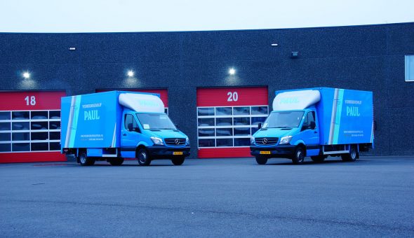 Gesloten carrosserie met Dhollandia laadklep op een Mercedes Sprinter