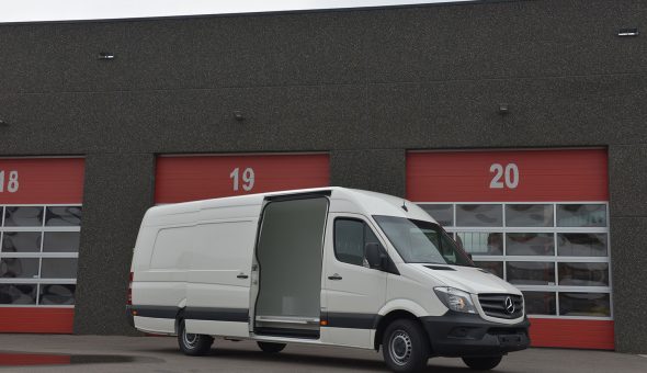 Geïsoleerde bestelwagen omgebouwd in de Mercedes Sprinter