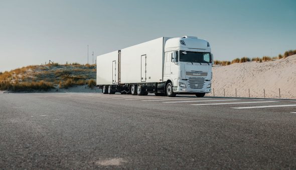 Koelvries carrosserie gebouwd als vrachtwagencombinatie op een DAF. De truck wordt gebruikt voor bloemen transport