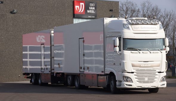 Koelvries carrosserie gebouwd als vrachtwagencombinatie op een DAF. De truck wordt gebruikt voor bloemen transport