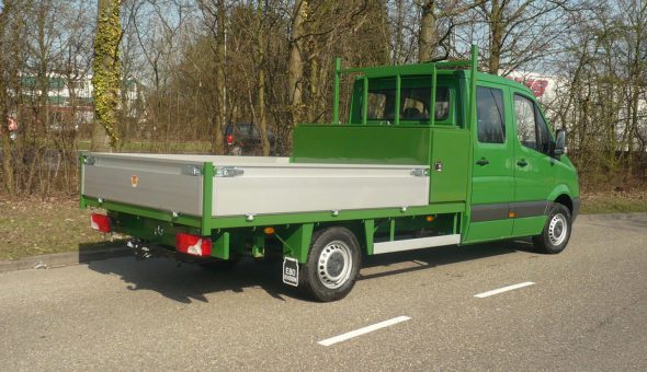 Mercedes Sprinter voorzien van een open laadbak met hardhouten vloer en maatwerk materiaalkast