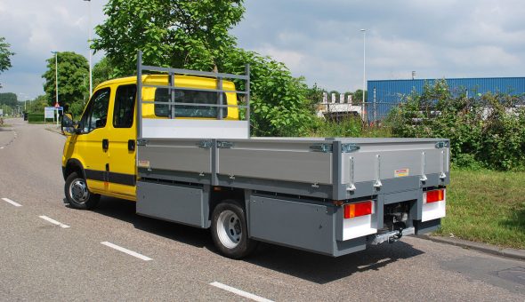 Mercedes Sprinter voorzien van een open laadbak met hardhouten vloer en maatwerk materiaalkast