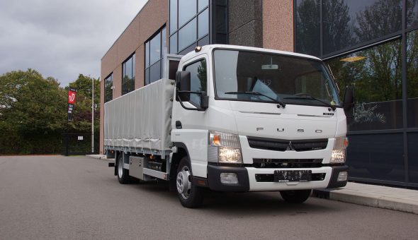 Open opbouw met zeil en aluminium zijslagen op Mitsubishi Fuso