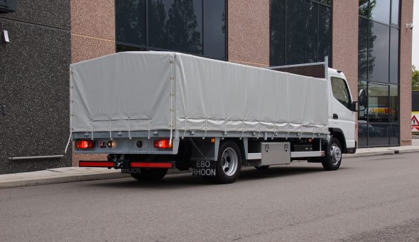 Open opbouw met zeil en aluminium zijslagen op Mitsubishi Fuso