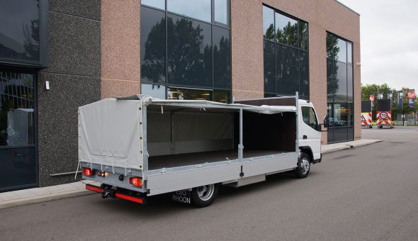 Open opbouw met zeil en aluminium zijslagen op Mitsubishi Fuso