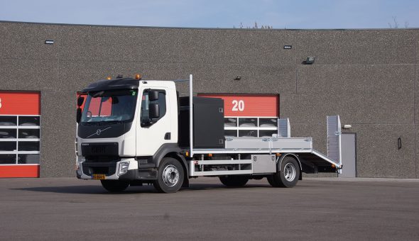 Oprijwagen open carrosserie maatwerk opgebouw op Volvo FL vrachtwagen