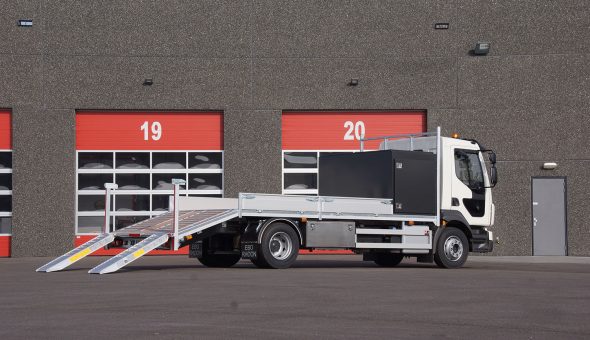 Oprijwagen open carrosserie maatwerk opgebouw op Volvo FL vrachtwagen