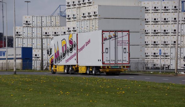 Speciale bloemen en planten carrosserie op Scania vrachtwagencombinatie