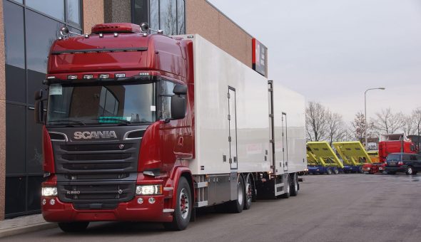 Speciale bloemen en planten carrosserie op Scania vrachtwagencombinatie