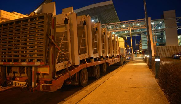 14 Portaaldrips (LED-displays) boven de tollanen van de Westerscheldetunnel