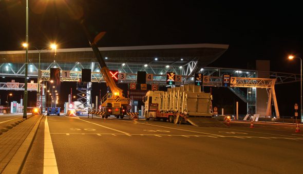 14 Portaaldrips (LED-displays) boven de tollanen van de Westerscheldetunnel