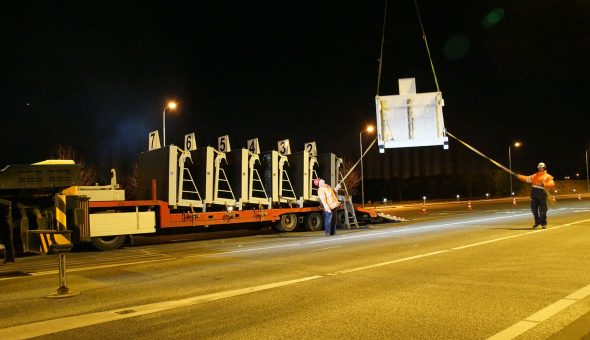 14 Portaaldrips (LED-displays) boven de tollanen van de Westerscheldetunnel