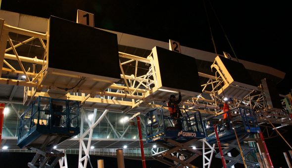 14 Portaaldrips (LED-displays) boven de tollanen van de Westerscheldetunnel
