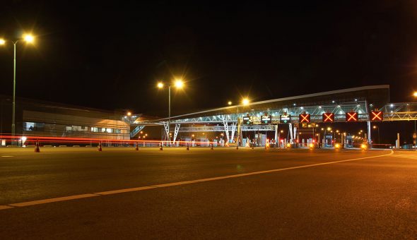 14 Portaaldrips (LED-displays) boven de tollanen van de Westerscheldetunnel