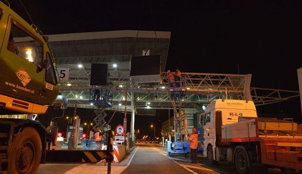 14 Portaaldrips (LED-displays) boven de tollanen van de Westerscheldetunnel