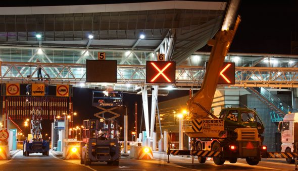 14 Portaaldrips (LED-displays) boven de tollanen van de Westerscheldetunnel