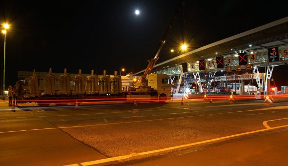 14 Portaaldrips (LED-displays) boven de tollanen van de Westerscheldetunnel