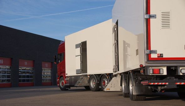 Geconditioneerde vrachtwagen combinatie voor bloemen en planten transport opgebouwd op Scania R580