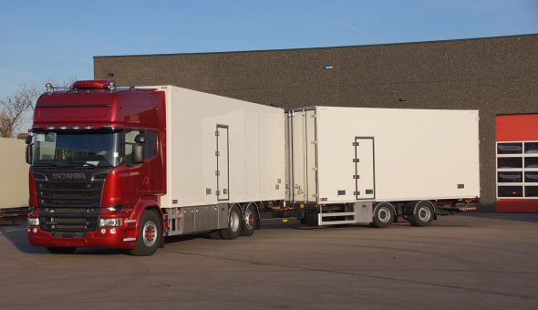 Geconditioneerde vrachtwagen combinatie voor bloemen en planten transport opgebouwd op Scania R580