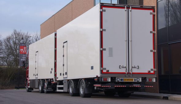 Geconditioneerde vrachtwagen combinatie voor bloemen en planten transport opgebouwd op Scania R580