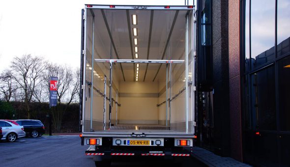Geconditioneerde vrachtwagen combinatie voor bloemen en planten transport opgebouwd op Scania R580