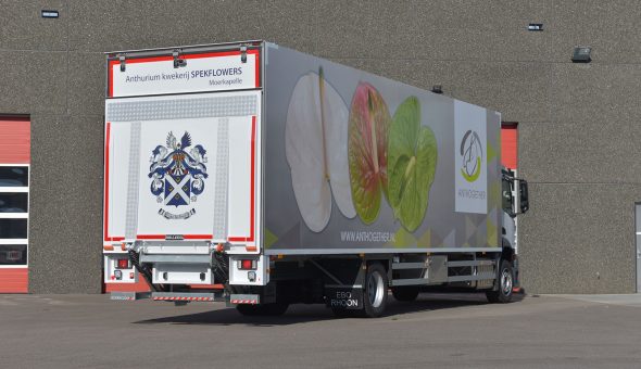 Geisoleerde carrosserie motorwagen op Mercedes Antos voor bloemen en platen transport