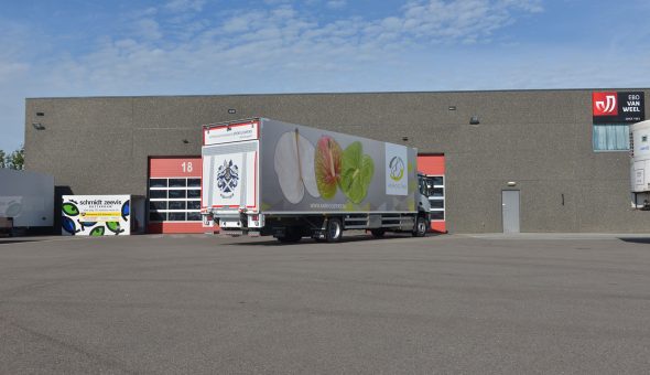 Geisoleerde carrosserie motorwagen op Mercedes Antos voor bloemen en platen transport