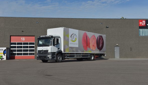 Geisoleerde carrosserie motorwagen op Mercedes Antos voor bloemen en platen transport