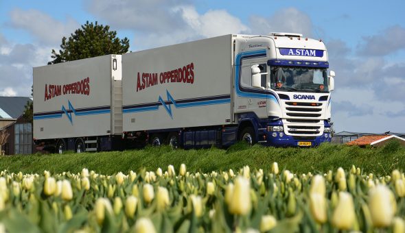 Geisoleerde truck combinatie opgebouwd op Scania voor bloemen transport - A. Stam Opperdoes
