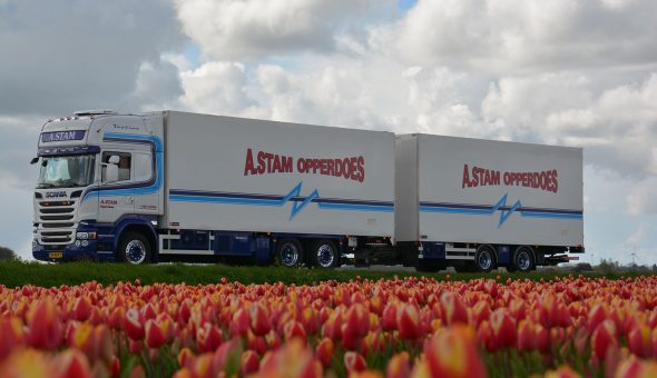 Geisoleerde truck combinatie opgebouwd op Scania voor bloemen transport - A. Stam Opperdoes