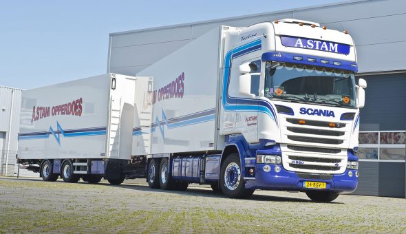 Geisoleerde truck combinatie opgebouwd op Scania voor bloemen transport - A. Stam Opperdoes