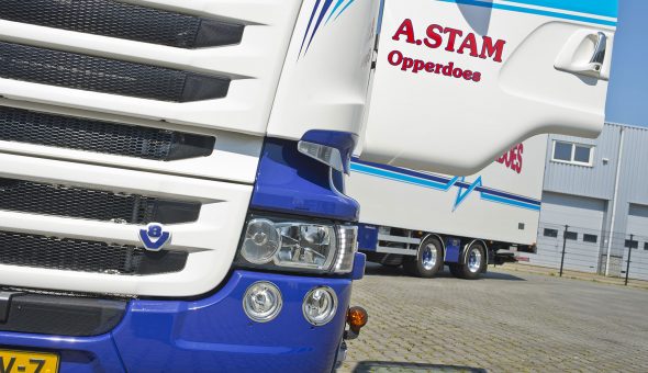 Geisoleerde truck combinatie opgebouwd op Scania voor bloemen transport - A. Stam Opperdoes