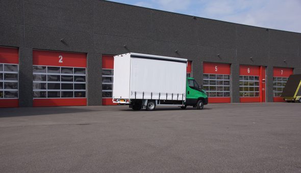 Gesloten schuifzeil carrosserie op Iveco opbouw met Thermoking koeling