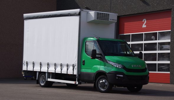 Gesloten schuifzeil carrosserie op Iveco opbouw met Thermoking koeling