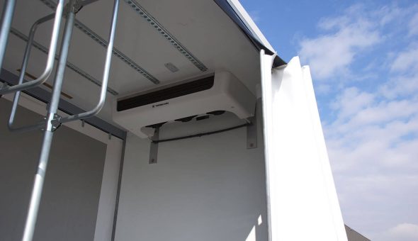 Gesloten schuifzeil carrosserie op Iveco opbouw met Thermoking koeling