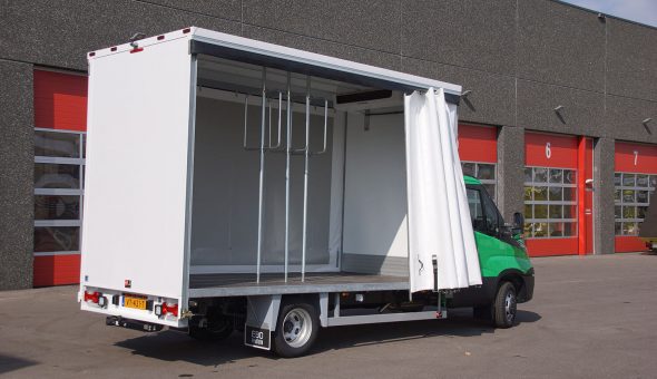 Gesloten schuifzeil carrosserie op Iveco opbouw met Thermoking koeling