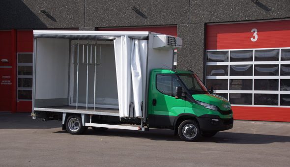 Gesloten schuifzeil carrosserie op Iveco opbouw met Thermoking koeling