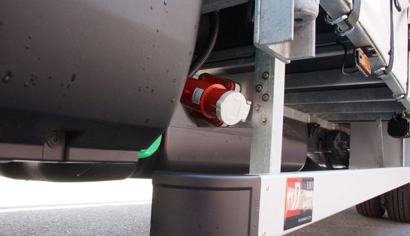 Gesloten schuifzeil carrosserie op Iveco opbouw met Thermoking koeling