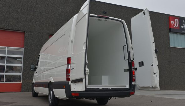 Geïsoleerde bestelwagen omgebouwd in de Mercedes Sprinter