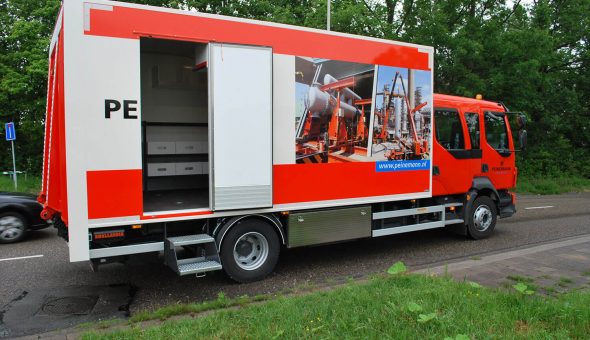 Inrichting voor speciaalbouw carrosserie op een gesloten opbouw