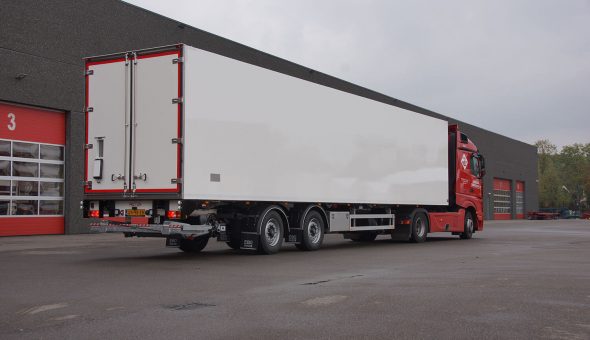 Isotherm oplegger voor bloemen transport met Pacton chassis - van zaal transport