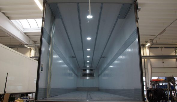 Isotherm oplegger voor bloemen transport met Pacton chassis - van zaal transport