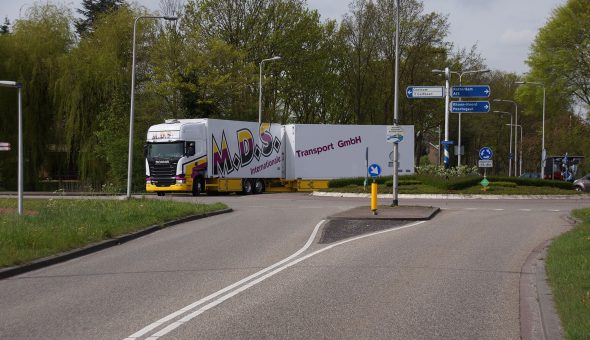 Isotherm vrachtwagen combinatie opgebouwd op DAF voeren bloementransport MDS Duitsland