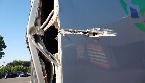 Schade en reparatie met polyester en spuitwerkzaamheden aan koelvries oplegger
