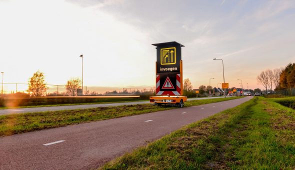 Tekstwagen CO2 neutraal voor stedelijk gebied voorzien van zonnepanelen en energiezuinig LED-display